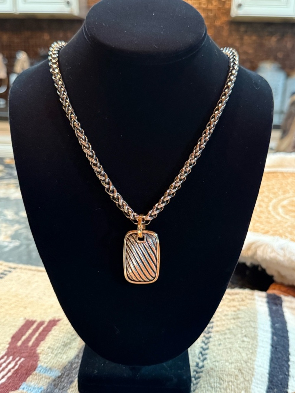 ✨ Unsigned Silver Tone Chain Necklace Textured Dog Tag Pendant Designer Inspired - Picture 2 of 7